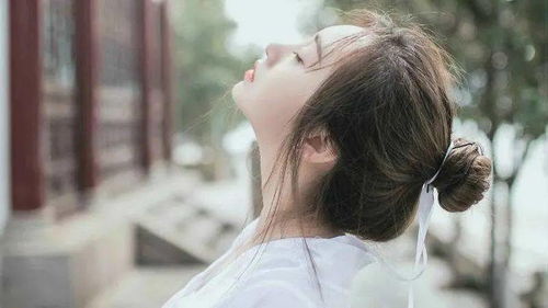 巨蟹座女孩在阳光下孤独努力，她是不是彳艮需要朋友陪伴呢？