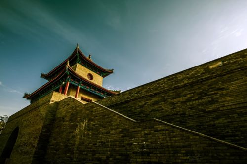 二、 踩着石板路听见脚步声回响成诗
