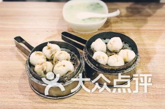 2. 地铁站边的小吃摊：地道风味尽在掌握