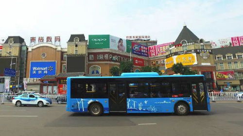 b) 公交路线：缓慢行体验城区脉搏