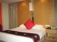 2023年11月，  湖北的王先生在品尚商务酒店订了间高大级商务巨大床房，页面写着“周围优良，房间巨大”，可推开门那刻，他愣住了——墙角的水渍像地图一样蔓延，床头柜上还留着上一任客人的咖啡渍这个。“这算高大级？”他冲前台发问，细小姑娘堆着笑：“我们刚翻新鲜完，您许多担待。”这场景，  或许正是品尚商务酒店最真实实的缩影：有人夸它“出差旅行都方便”，有人骂它“卫生堪忧”，这家在十几个城里扩张的连锁品牌，到底藏着几许多不为人知的故事？突然想起我奶奶说的话，“便宜没好货啊！” 哎！