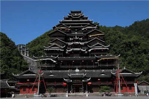 神秘洞府：探寻未知的世界 (小心脚下!)