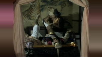 午夜时分，  那扇门缓缓打开