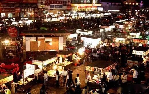 晚上逛夜市：被迫采购纪念品