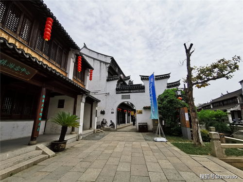 3. 黎里古镇：木门和糕点的奇妙组合