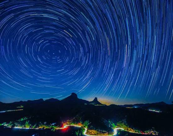 *噪音警报*：老鼠吱吱 + 墙体回响 + 胃部咕噜声