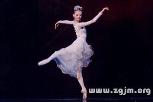 梦见自己与众多人共舞表演，这预示着什么吉凶？