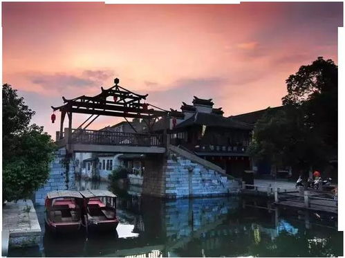 甪直古镇位于苏州市东部, 是拥有2500年历史持续发展的江南水乡古镇, 具有醇正的江南水乡特色, 以水更多、 桥更多、巷更多、古宅更多、名人更多而著称, 更因塑壁罗汉...
