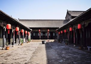 戏台前的遐想，仿佛听到了当年的锣鼓声