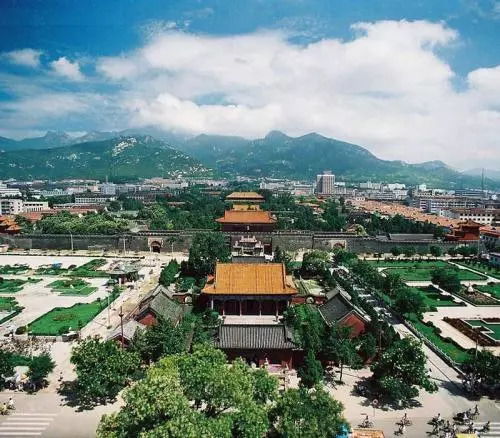 泰山脚下：天地广场与历史的回响