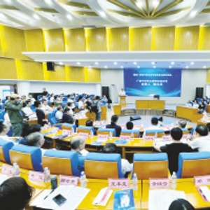 救命！职校老师竟在课堂上干这种事