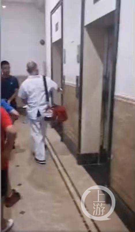 为什么电梯突然加速冲顶会导致必死无疑的严重后果？