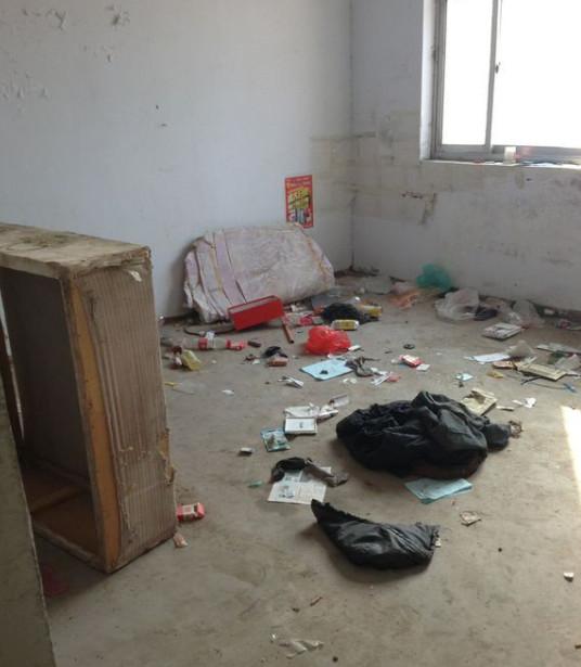 2. 垃圾场旁边：臭气熏天惹祸端