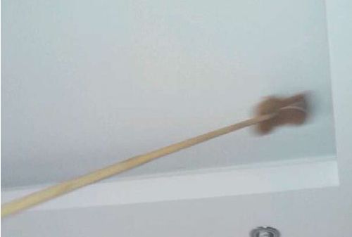 在风水上，房顶上插剪刀是否合适？