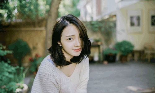 三十几岁女性群体：优雅品位和知性魅力的完美融合