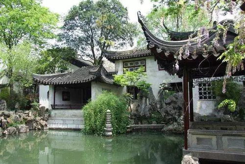 天然景观：悬崖峭壁与清泉相伴