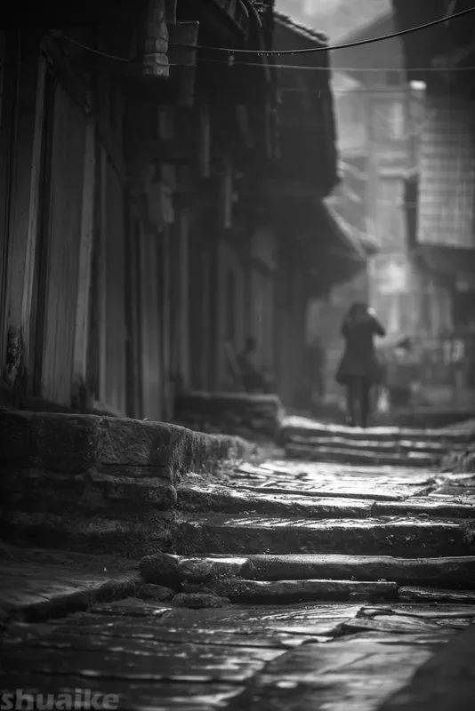 夜深人静时谁在吟古诗？