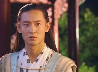 B. “夜市摊位”——灯光下的幻影秀场