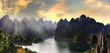 万峰湖：峰林环绕的湖泊仙境