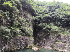 奇石峡谷与山水田园：大自然的馈赠