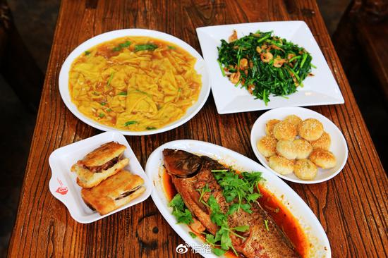 三、美食较大杂烩——味蕾被逼到极限！🍜🍢🥟🥤