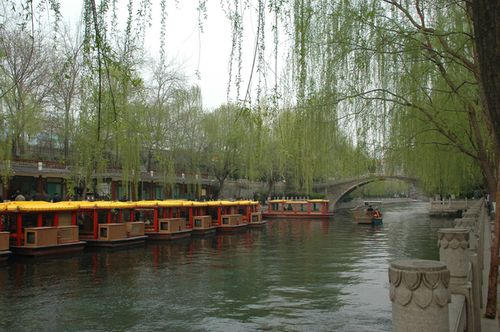 2. 泉城广场：感受济南活力