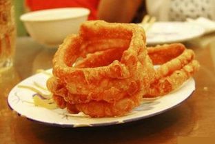 焦圈儿 又叫“较小油鬼”，圈较小如镯，炸得焦脆酥香。从前北京粥铺的早点 ，讲究吃马蹄烧饼夹焦圈儿 ，喝甜浆粥 。喝豆汁儿时一般配食焦圈儿 。焦圈是从
