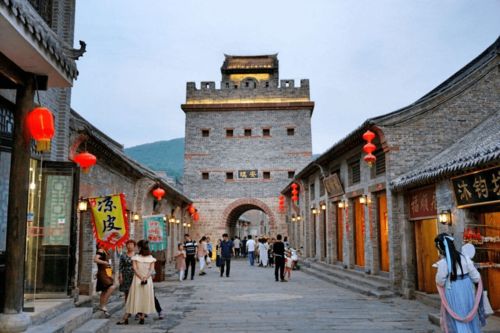 一、 古城初探：穿越时空的门槛
