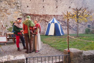 深厚夜，古堡里传来诡异的笑声。