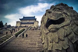 1. 中山陵：感受革命精神 (但也热得窒息!)