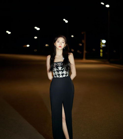 今天穿王者女性抹胸开叉裙搭配什么上衣和鞋子好看呢？