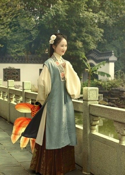 女性群体服饰与发饰