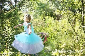 “熠彩”的巧妙运用：色彩与光芒的交织