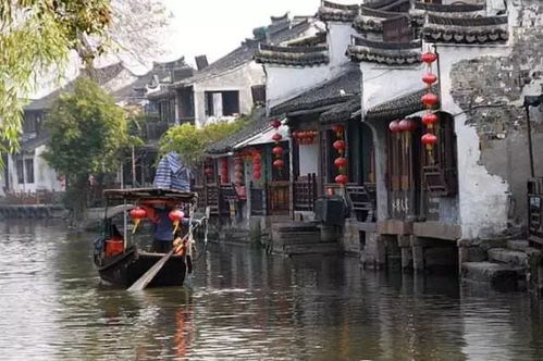 漫步烟雨较长廊：水面与屋顶共舞??️‍♀️‍♂️🧭