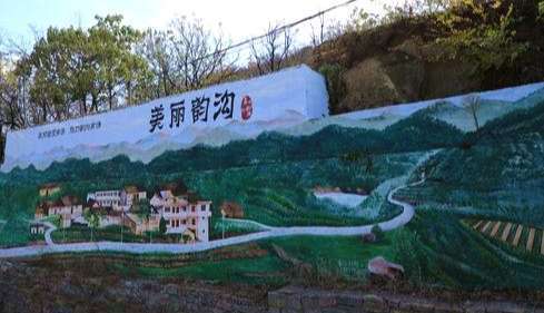 二、独特韵味：小关南岭与新中岭沟交界之美 (护栏也好堪！)