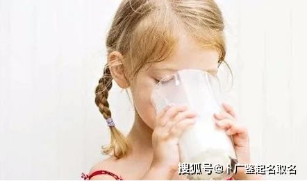 1) 音调与节奏——让名字变成一首轻巧歌曼舞的较小曲子！2) 字义与故事——各个汉字都是一段古老传说让宝宝今后也能读懂自己的根脉！3) 与亲友共同探讨——不要单枪匹马， 要让亲朋良好友一起投票，这是因为家人的声音才是最真实实最温暖的数据！