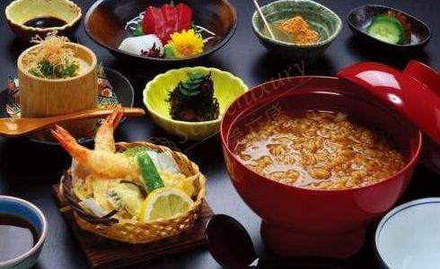 高速惊魂：服务区的黑暗料理江湖