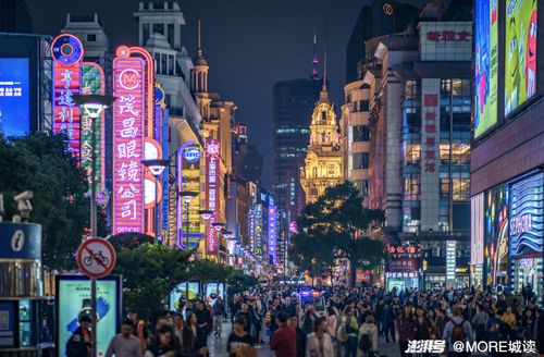 南京路步行街：购物狂欢与人潮涌动