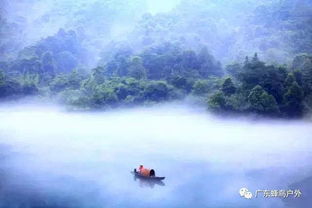 三维视角：从湖面到山峰再到天空