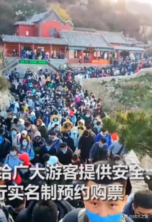 现场乱象：排队、自拍、打卡、炸锅……