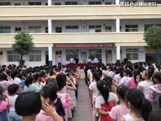 学校与教育：孩子们的读书声