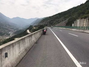 起点：岳阳城的老街与湖面