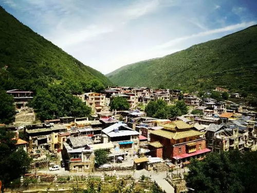 那个在卓克基官寨拦住我的藏袍大爷，  撕开了旅游票价的“皇帝新装”