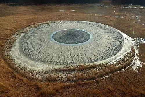 月圆之夜，古井边，井中月影，鬼影幢幢，这景象下古井边真的有鬼影吗那个？