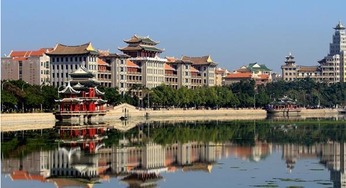 #随意点评#：脚踩细软沙子，却踩到了半埋在沙中的旧鞋子。估计是某位游客留下来的纪念品？还是……？这种意外让人瞬间回到童年。