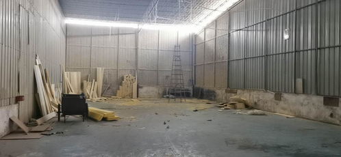 厂房后边和右边有水渠,厂房后边和右边有水渠
