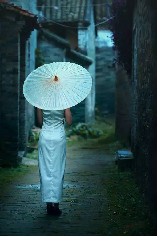 雨巷里的生肖星座：2026年黄历警告！看完别哭