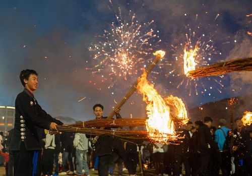 彝族新年：火把狂欢，传统民俗，欢庆盛宴！