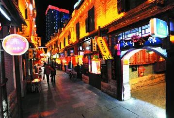 这条破路居然有100多岁了？从卖劈柴到卖情怀的魔幻变身