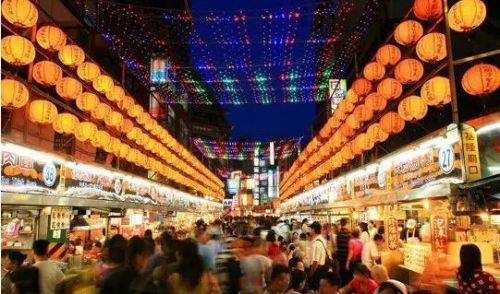 第三站：夜市——灯火通明里的热闹与甜蜜